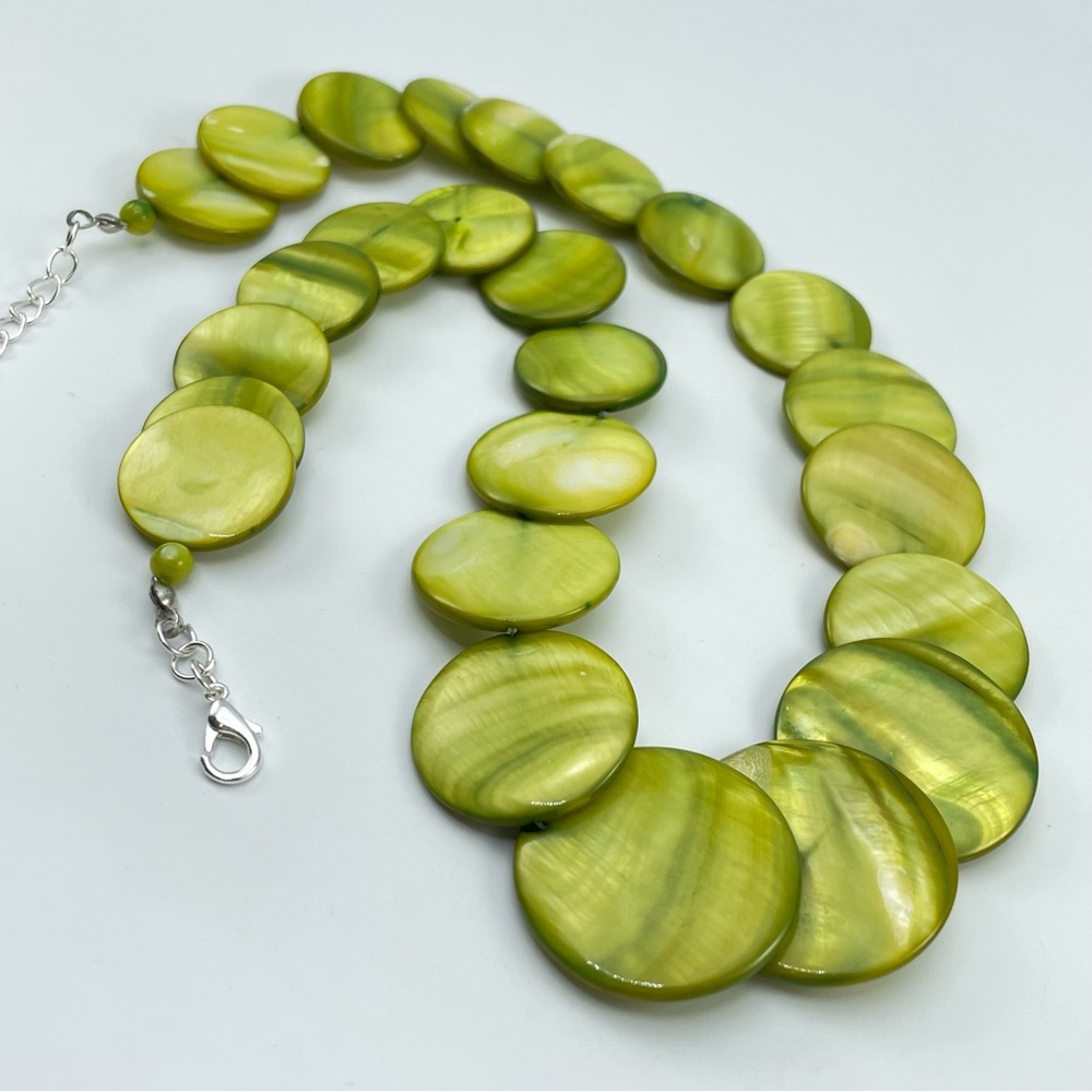 Beautiful Green Mother of Pearl Disc Necklace – Statement Shell Bead Jewelry - Picture 4 of 7